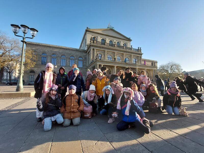 Klasse posiert vor der Oper