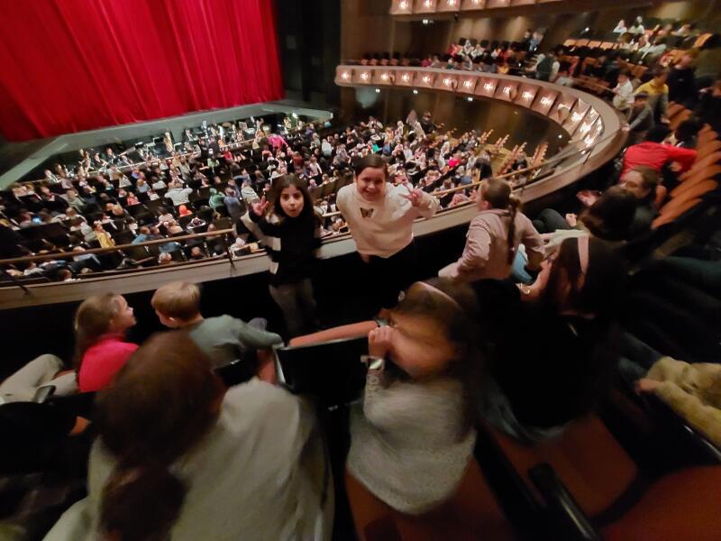 Bühne der Oper, viele Kinder im Publikum